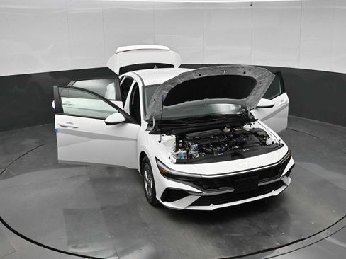 New 2026 Hyundai Elantra SE FWD image 41