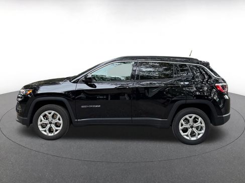 Used 2025 Jeep Compass Latitude AWD/4WD image 4