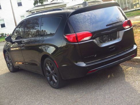 Used 2019 Chrysler Pacifica Touring Plus w/ S Appearance Package FWD image 28