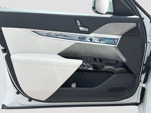 Used 2025 BMW 750e xDrive w/ Executive Package image 22