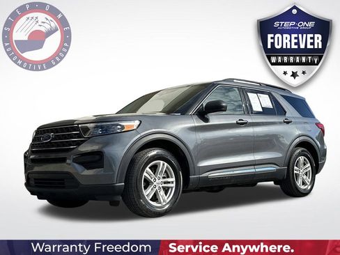 Used 2024 Ford Explorer XLT image 1