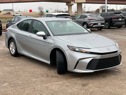 Used 2025 Toyota Camry LE image 4
