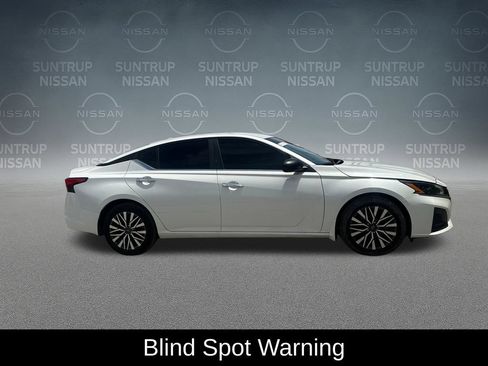 Used 2025 Nissan Altima 2.5 SV FWD image 8