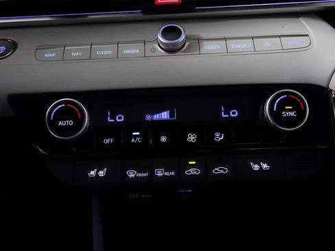 Used 2025 Hyundai Elantra Limited FWD image 18