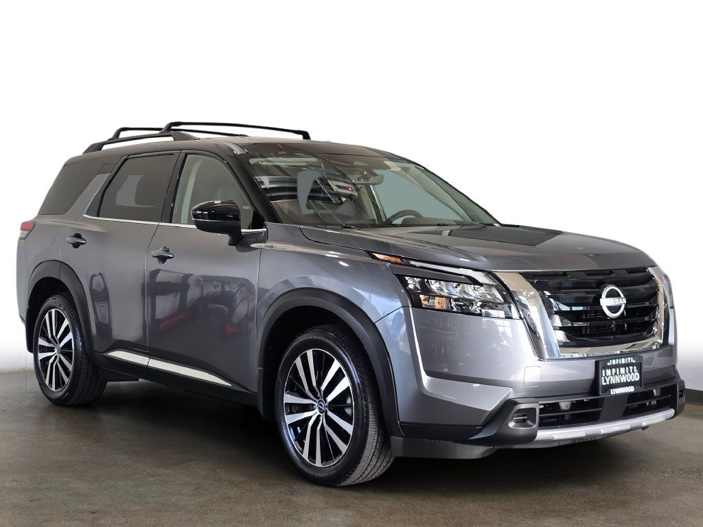 Used 2025 Nissan Pathfinder Platinum AWD/4WD image 3