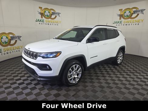 Used 2023 Jeep Compass Latitude AWD/4WD image 4