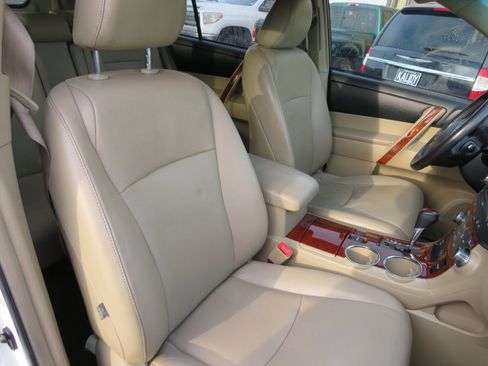 Used 2012 Toyota Highlander Limited w/ Tow Pkg image 30