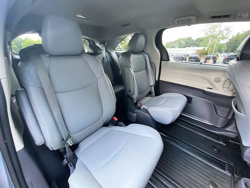 Certified 2021 Toyota Sienna XLE FWD image 25