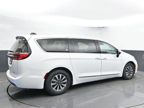 Used 2023 Chrysler Pacifica Limited FWD image 11
