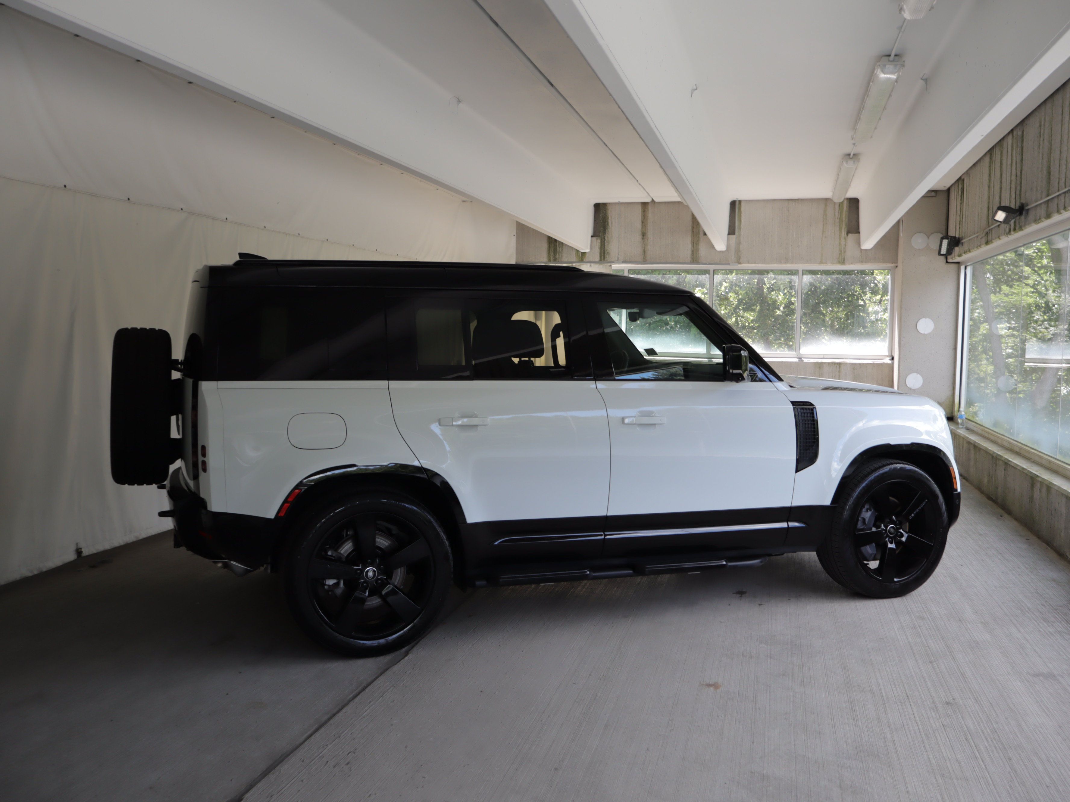 Used 2025 Land Rover Defender 110 X-Dynamic SE AWD/4WD image 7