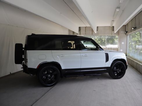 Used 2025 Land Rover Defender 110 X-Dynamic SE AWD/4WD image 7