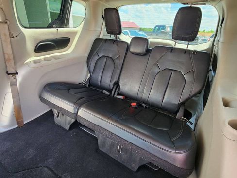 Used 2022 Chrysler Pacifica Touring-L FWD image 23