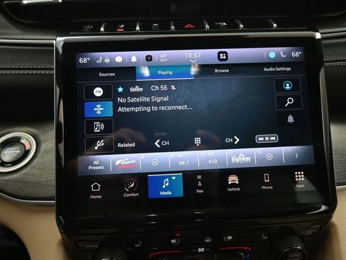 Used 2024 Jeep Grand Cherokee Limited w/ Luxury Tech Group II image 6