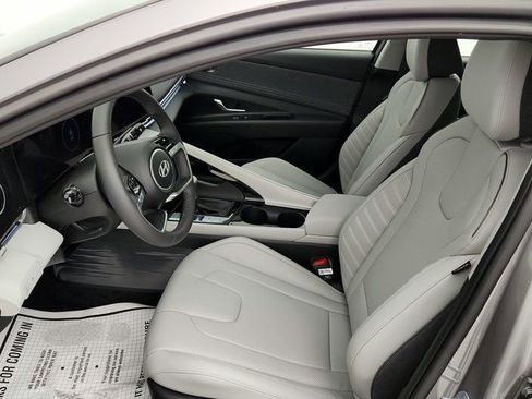 Used 2025 Hyundai Elantra Limited image 19