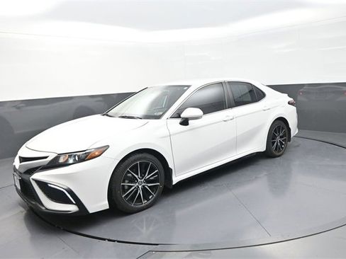 Used 2022 Toyota Camry SE image 3