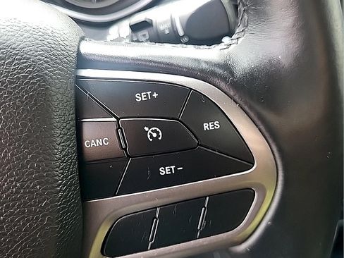 Used 2019 Jeep Cherokee Latitude Plus w/ Comfort/Convenience Group AWD/4WD image 19