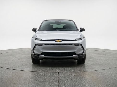 Used 2025 Chevrolet Equinox LT image 2