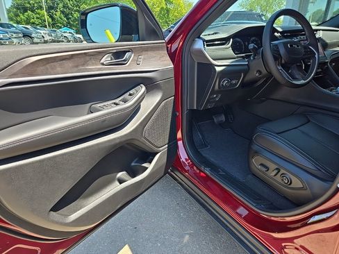 Used 2025 Jeep Grand Cherokee L Limited w/ Luxury Tech Group II image 31