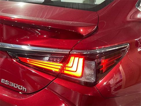 Certified 2025 Lexus ES 300h w/ Premium Package image 14
