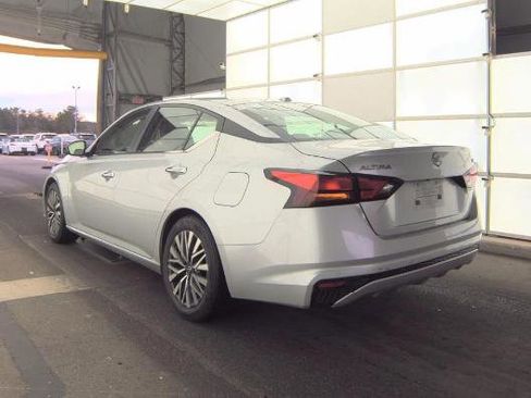 Used 2024 Nissan Altima 2.5 SV image 2