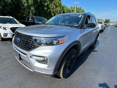 Used 2020 Ford Explorer Platinum w/ Premium Technology Package AWD/4WD image 2