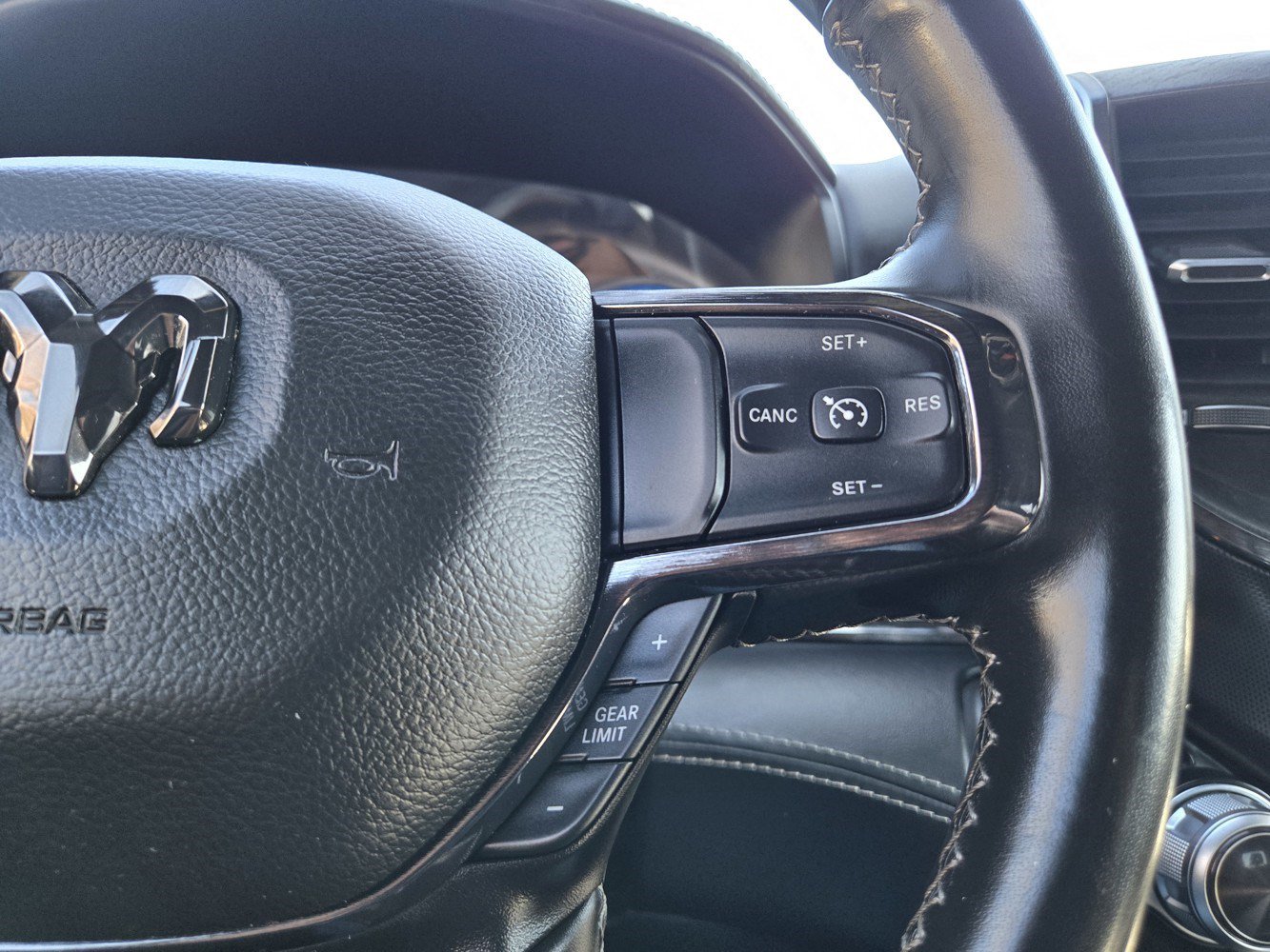 Used 2022 RAM 1500 Limited w/ Body-Colour Bumper Group AWD/4WD image 21