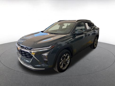 Used 2025 Chevrolet Trax LT w/ LT Convenience Package image 4