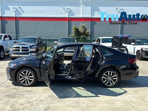 Used 2025 Volkswagen Jetta SE FWD image 12
