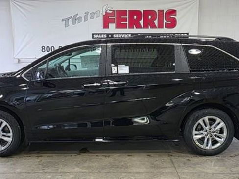 New 2026 Toyota Sienna XLE image 2