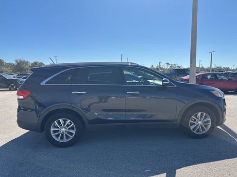 Used 2017 Kia Sorento LX image 9