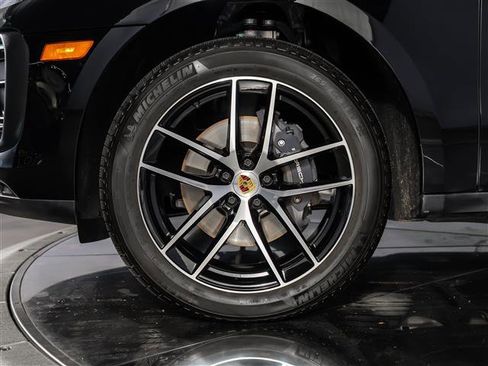 Certified 2025 Porsche Macan image 14