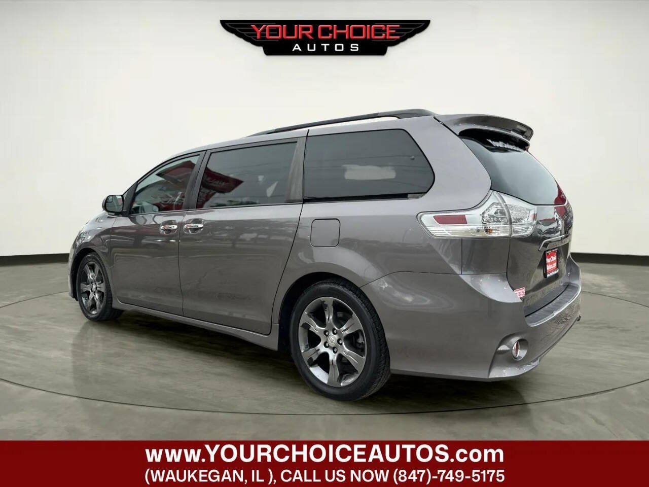 Used 2015 Toyota Sienna SE FWD image 3