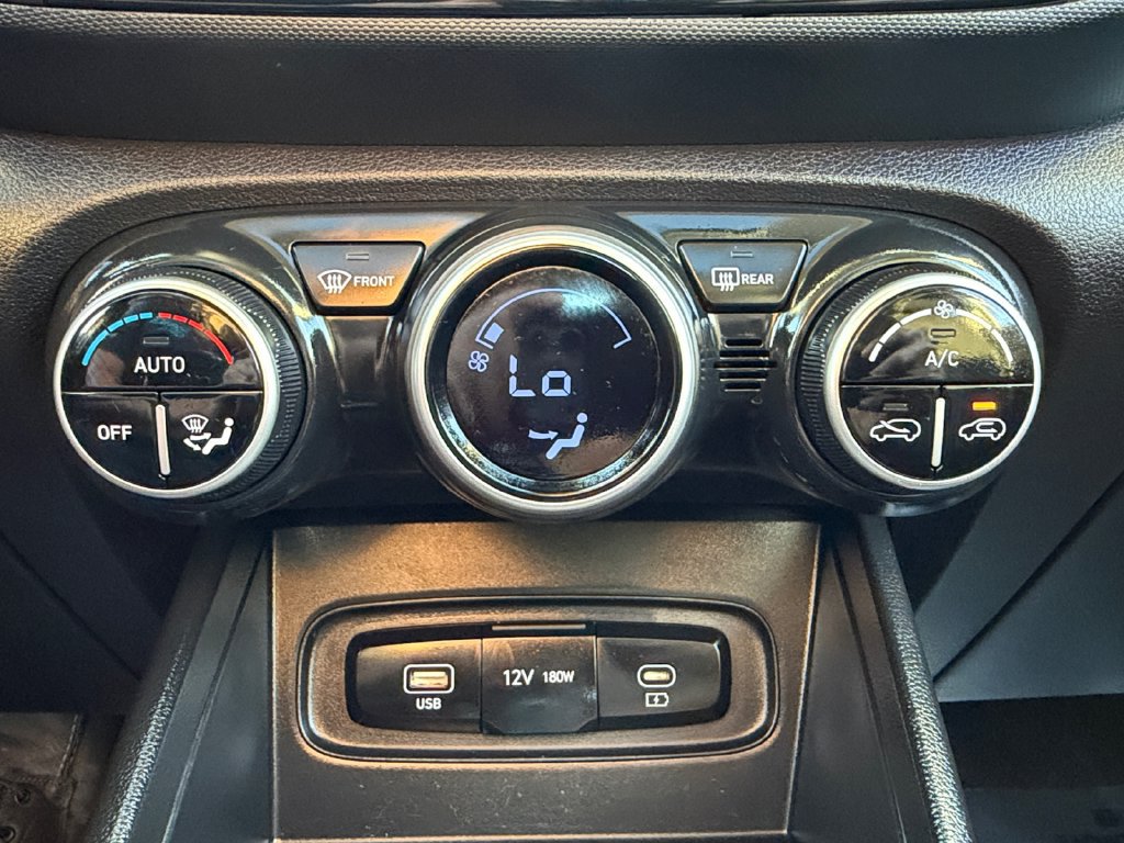 Used 2025 Hyundai Venue SEL FWD image 19