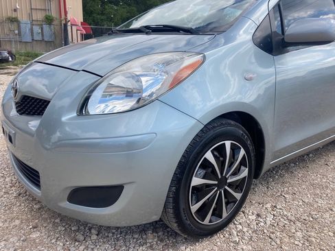 Used 2011 Toyota Yaris 4-Door Hatchback image 2