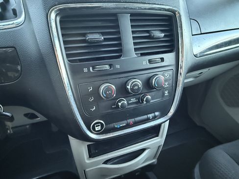 Used 2015 Dodge Grand Caravan SXT image 16
