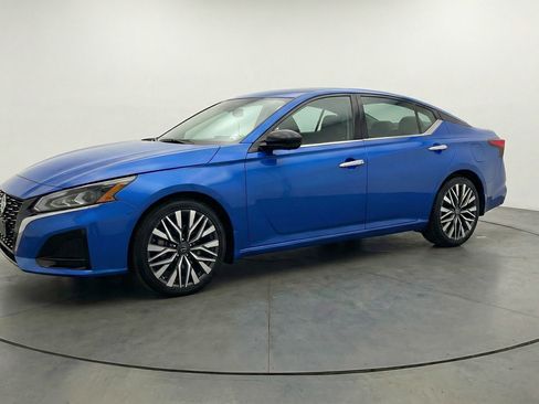 Used 2025 Nissan Altima 2.5 SV FWD image 3