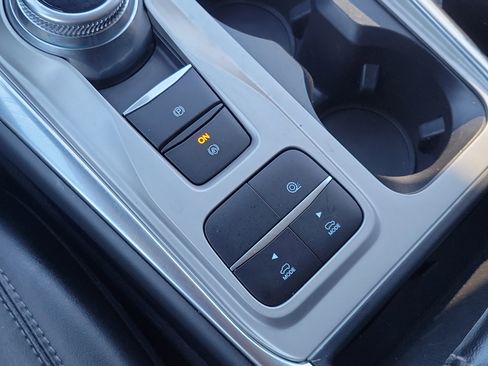 Used 2022 Ford Explorer XLT w/ Equipment Group 202A image 22