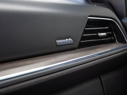 Used 2025 Chevrolet Suburban High Country image 23