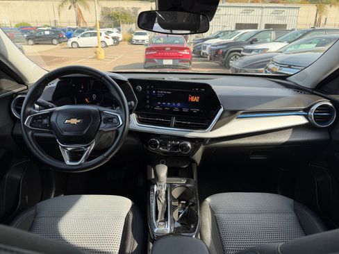Used 2025 Chevrolet Trax LT w/ LT Convenience Package image 31