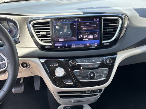 Used 2023 Chrysler Pacifica Touring-L FWD image 23