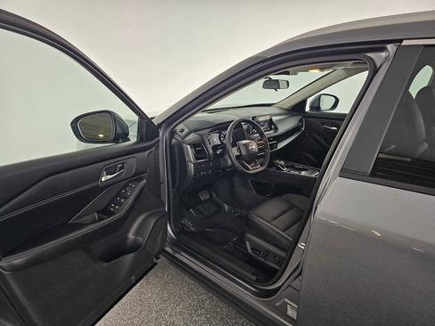 Used 2025 Nissan Rogue SV w/ SV Premium Package image 19