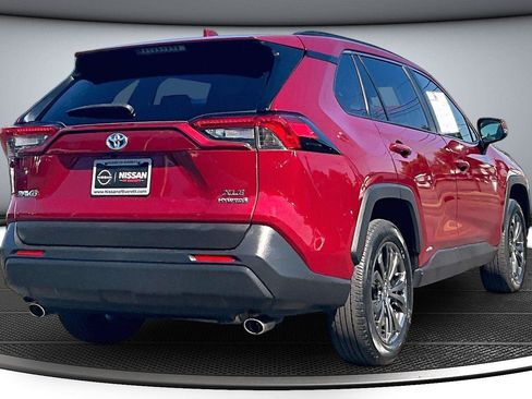 Used 2022 Toyota RAV4 XLE Premium AWD/4WD image 7