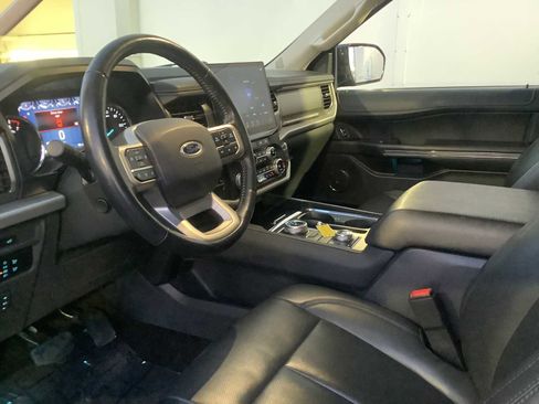 Used 2023 Ford Expedition Max XLT image 3