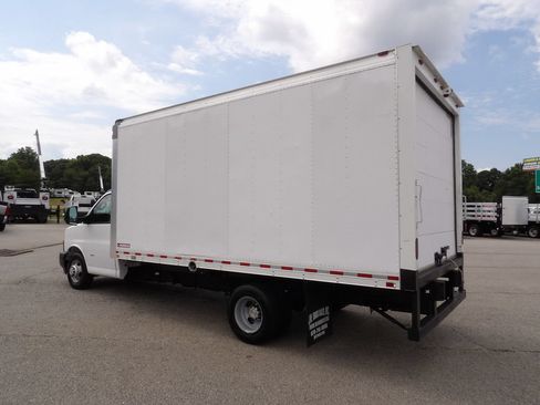 Used 2019 Chevrolet Express 3500 Extended RWD image 4