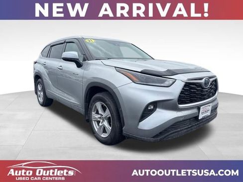 Used 2021 Toyota Highlander LE image 1