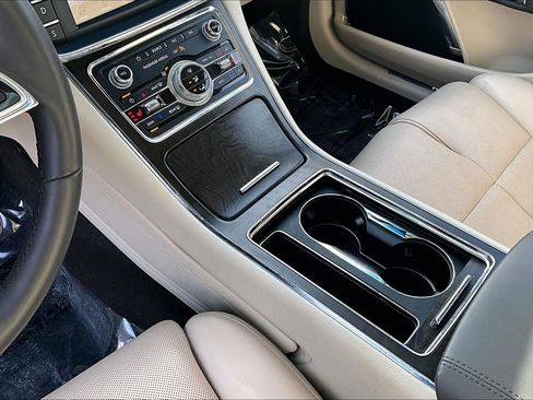 Used 2019 Lincoln Continental Select image 18