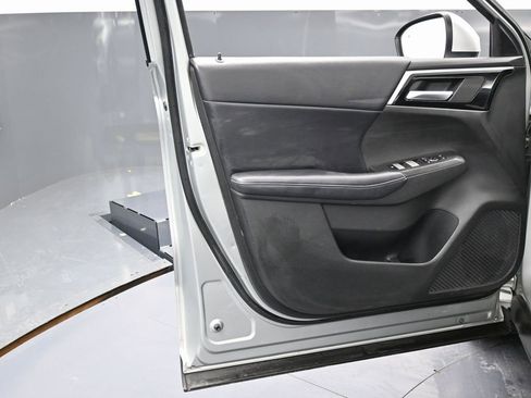 Used 2023 Mitsubishi Outlander SE image 39