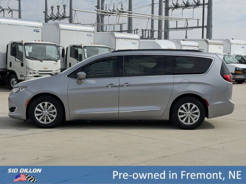 Used 2017 Chrysler Pacifica Touring-L image 9