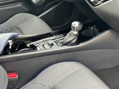 Used 2022 Toyota C-HR XLE image 9