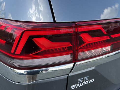 Used 2025 Volkswagen Atlas SE AWD/4WD image 11